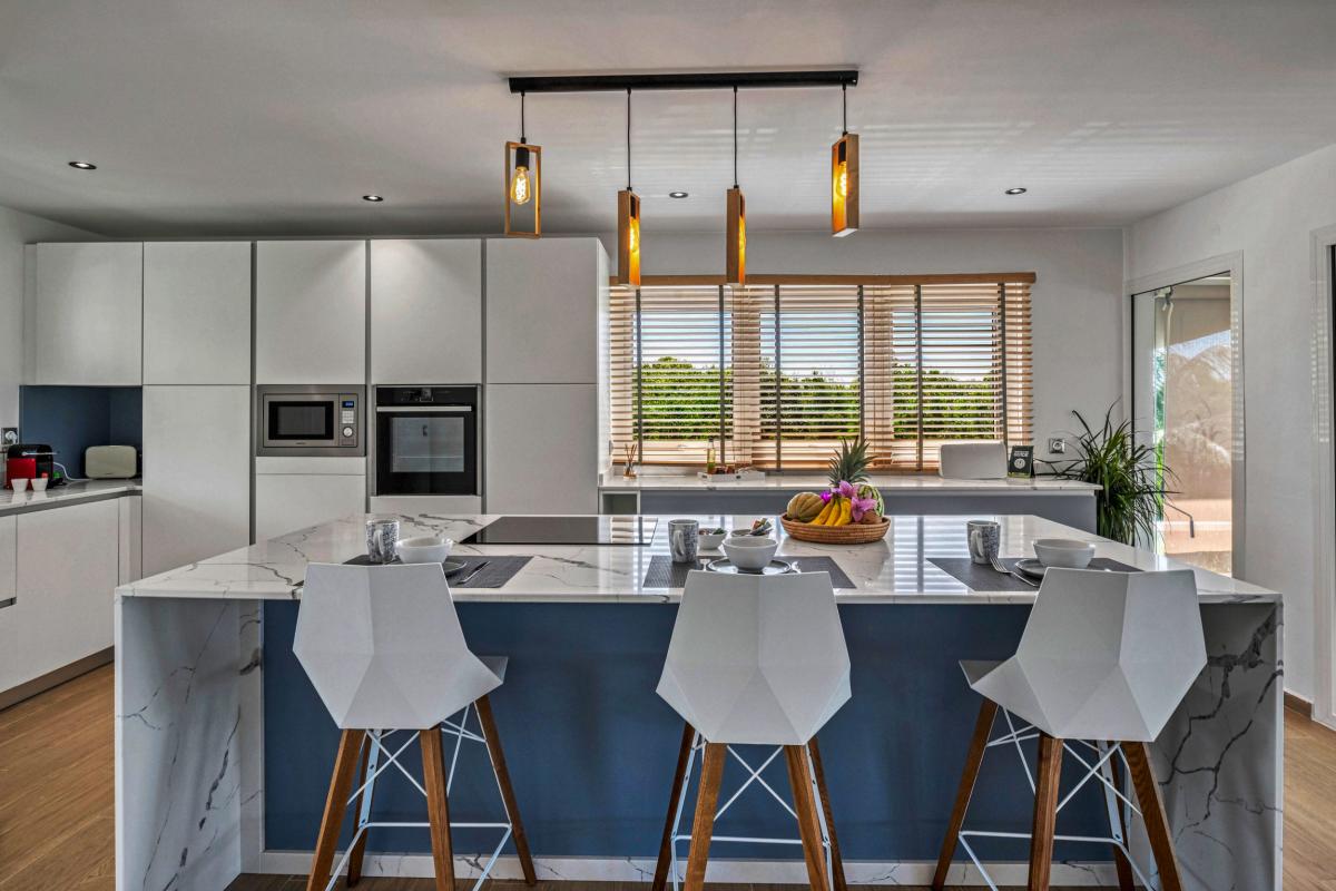 10.Location villa 5 chambres piscine vue mer Le Gosier Guadeloupe_Cuisine